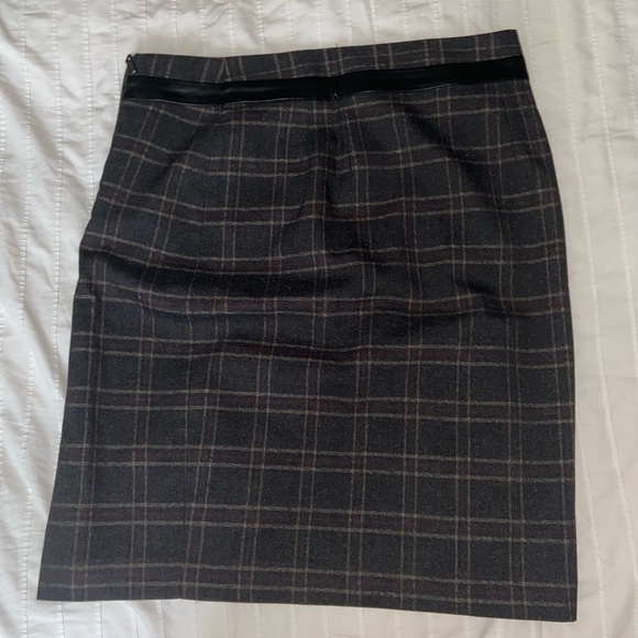 Plaid skirt with leather strip of fabric - Picture 4 of 4